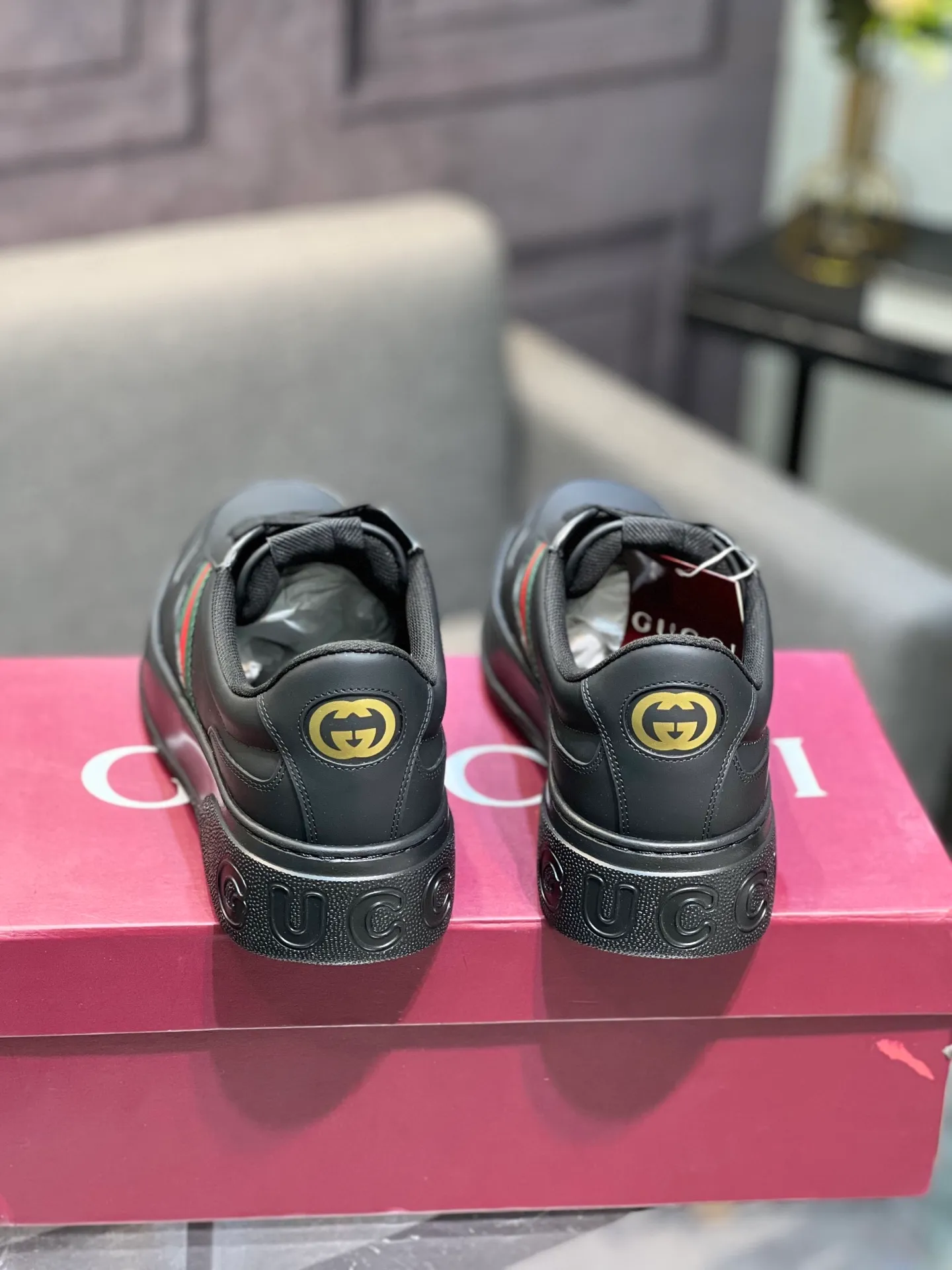 Men's men's shoes💰640 Gucci counter's latest couple's biscuit shoes‼ ️ 👑Purchasing agent level Gucci’s latest IP lightweight thick-soled white shoes can be put on your feet in seconds**4CM! ! Simple, easy to match and full of retro charm ~ the latest anti-counterfeiting cloth label on the tongue. And with electronic chip anti-counterfeiting.   The upper is made of imported environmentally friendly water-dyed calfskin, with a +1:1 fly-woven mesh surface to absorb sweat and an inner lining! Fly-knitted leather molded latex insole. Original IP lightweight outsole, one-piece injection molding, super comfortable and elastic, size male 39-44 (male 38.45 46 customized)